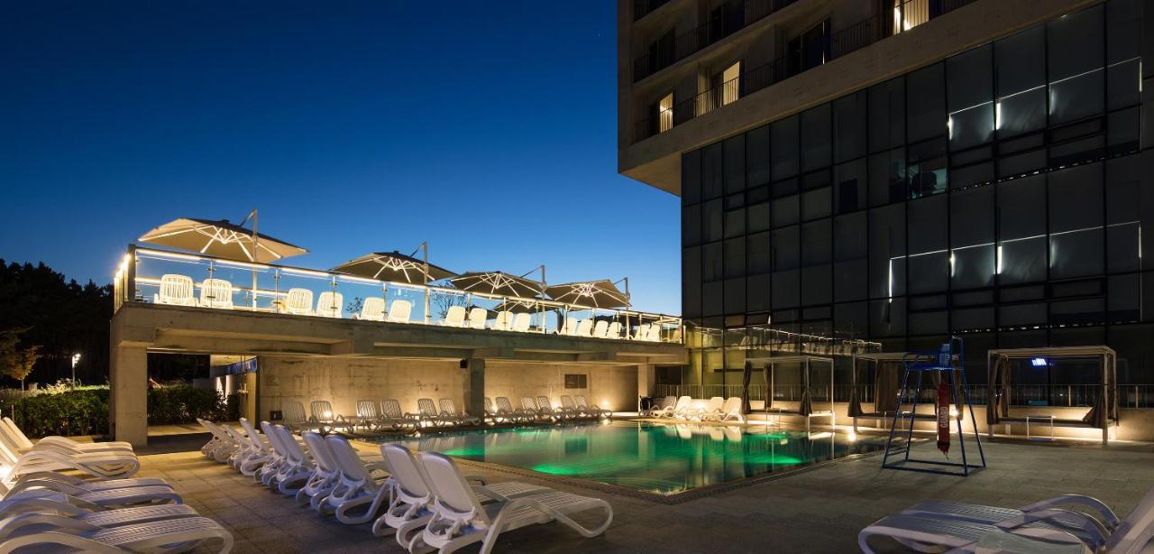 โรงแรมเนสต์ อินชอน ภายนอก รูปภาพ The pool at the hotel