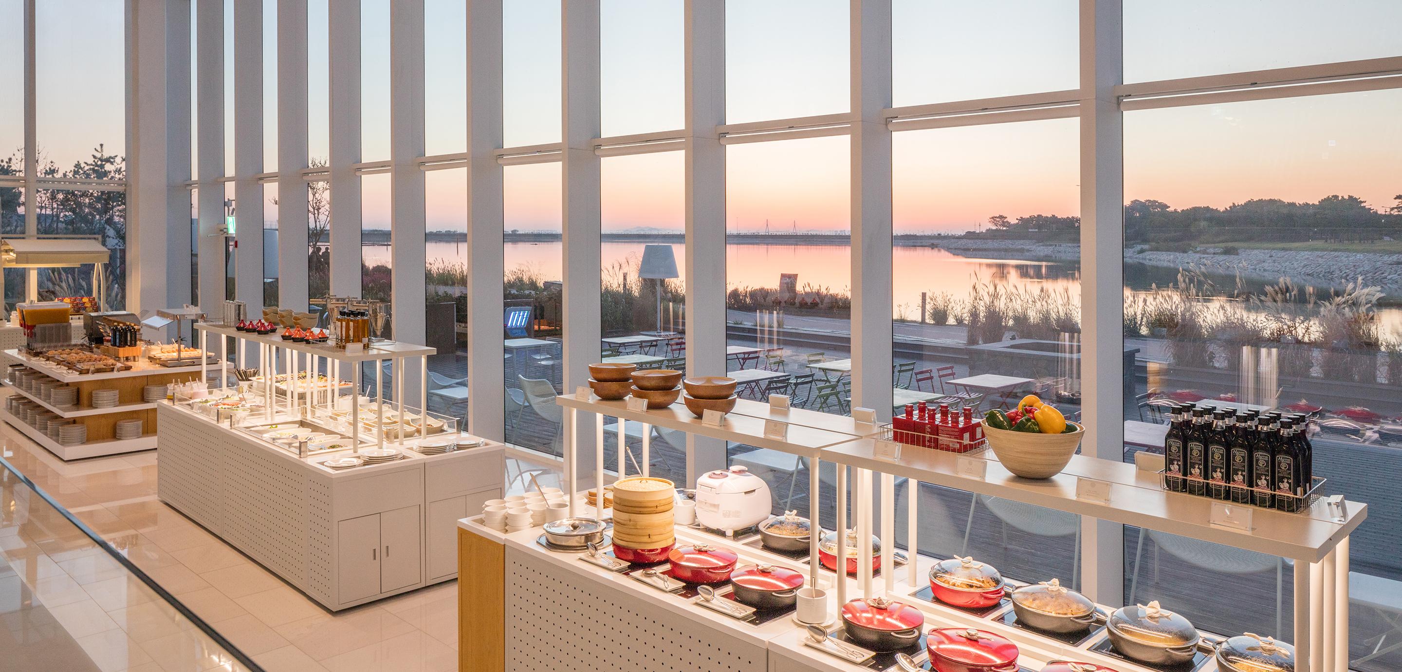 โรงแรมเนสต์ อินชอน ภายนอก รูปภาพ The buffet at the restaurant