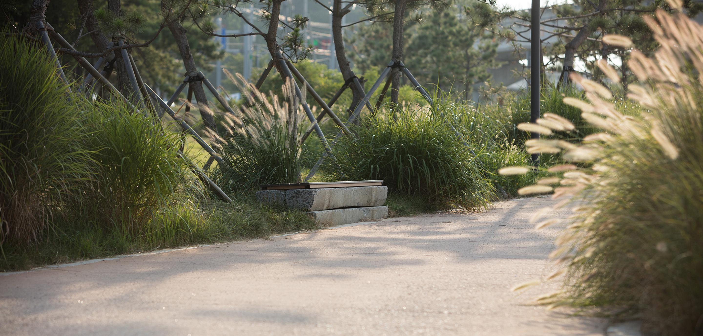 โรงแรมเนสต์ อินชอน ภายนอก รูปภาพ A bench in the park