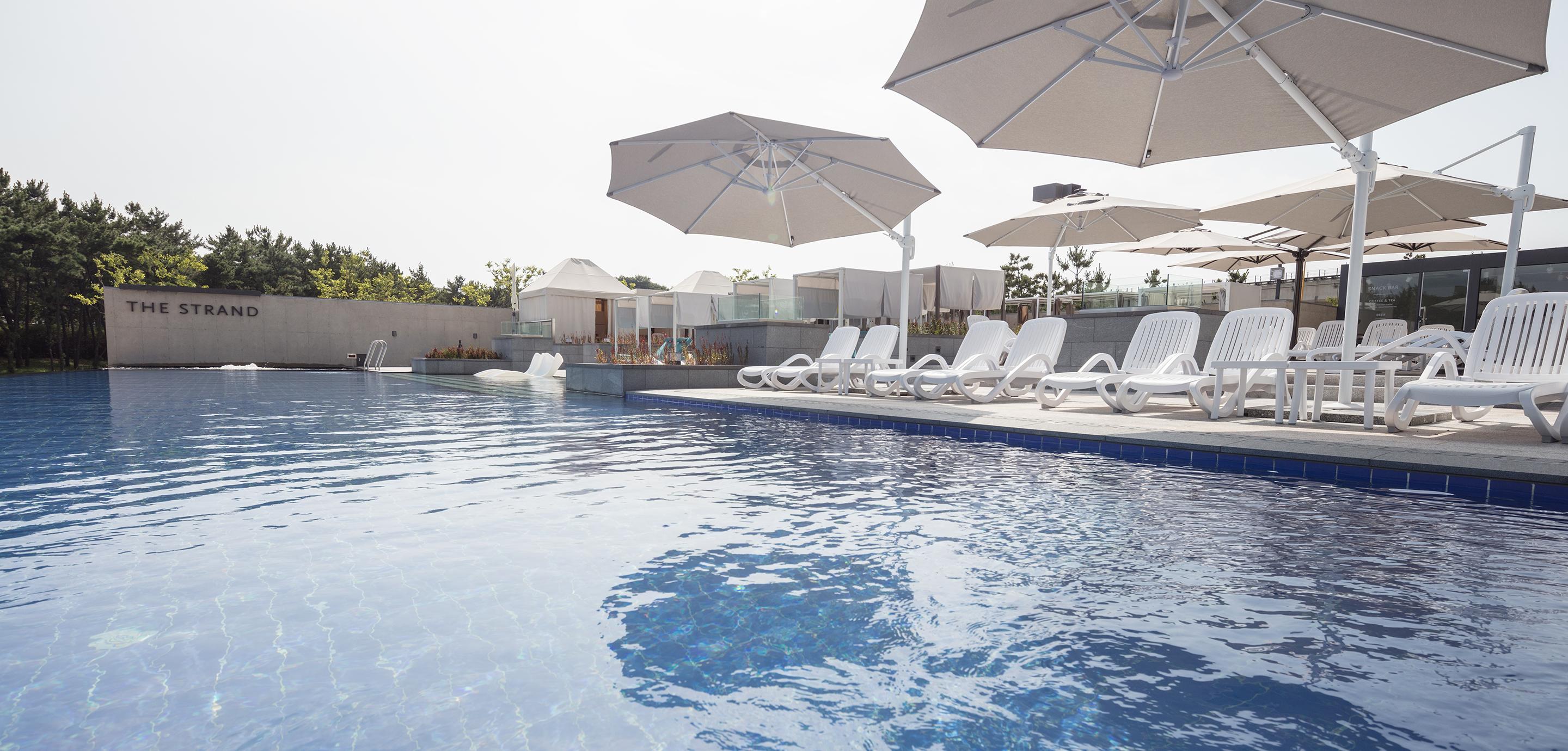 โรงแรมเนสต์ อินชอน ภายนอก รูปภาพ The swimming pool at the hotel