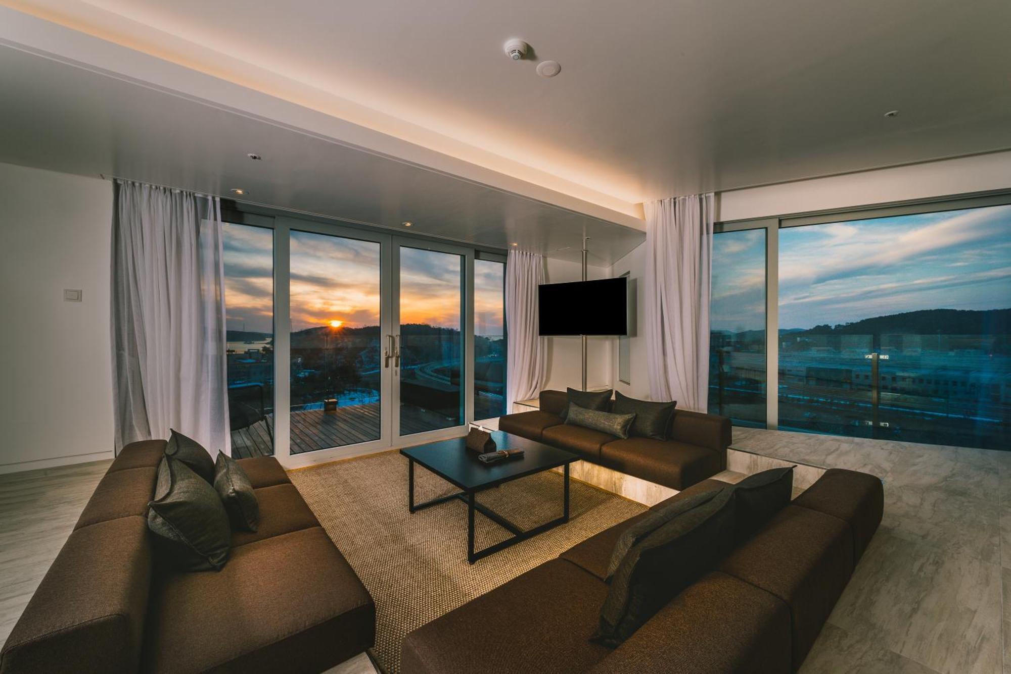 โรงแรมเนสต์ อินชอน ภายนอก รูปภาพ A living room at the Ritz-Carlton