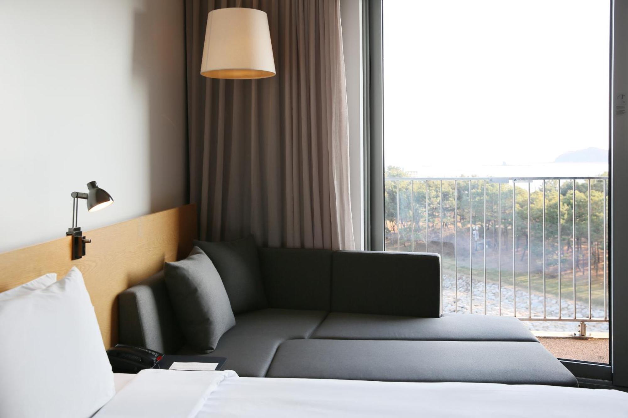 โรงแรมเนสต์ อินชอน ภายนอก รูปภาพ A room at the hotel