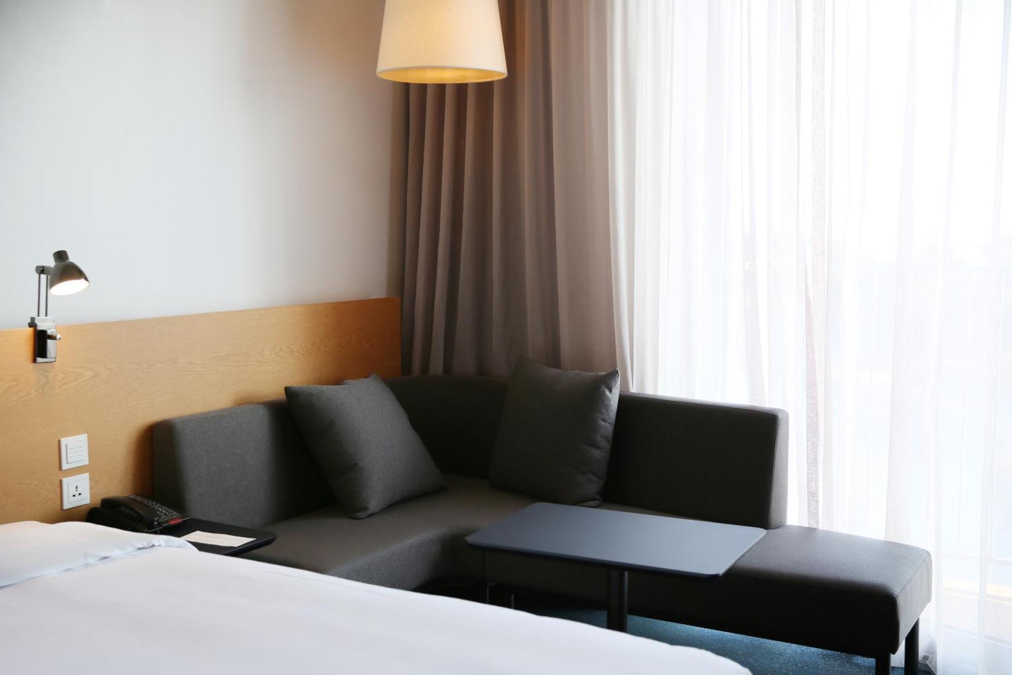 โรงแรมเนสต์ อินชอน ภายนอก รูปภาพ A sofa bed
