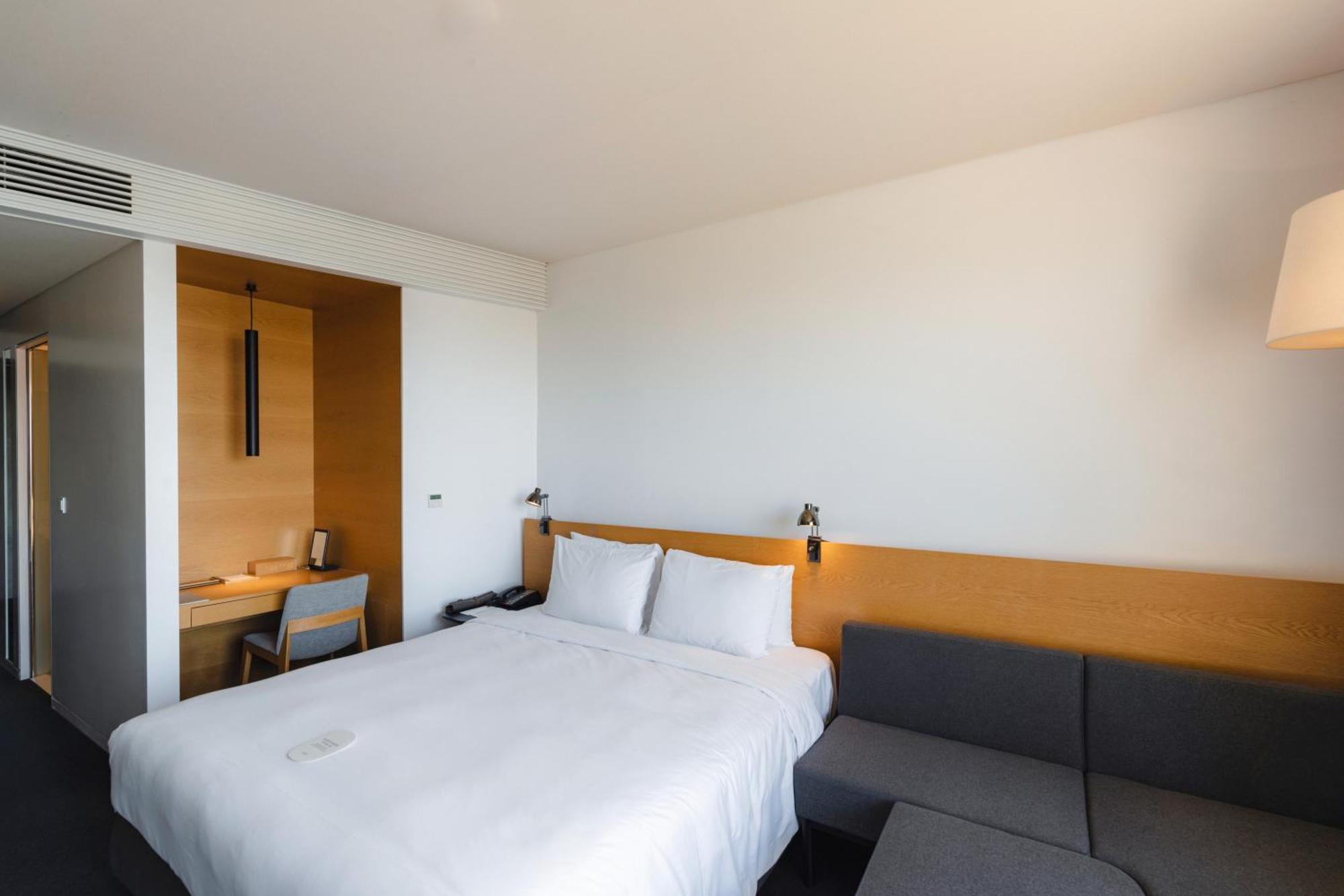 โรงแรมเนสต์ อินชอน ภายนอก รูปภาพ A room at the hotel