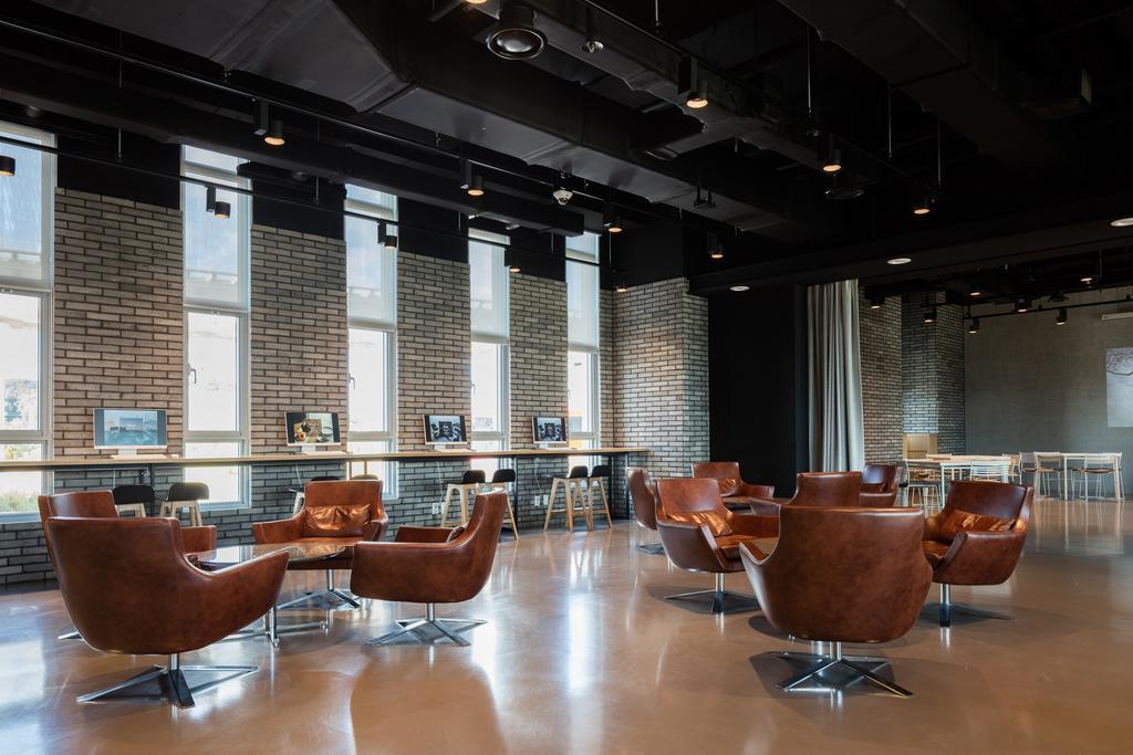 โรงแรมเนสต์ อินชอน ภายนอก รูปภาพ The library at the University of Michigan's Taubman School of Public Policy and Governance