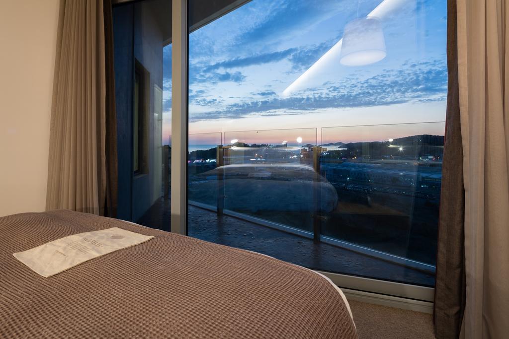 โรงแรมเนสต์ อินชอน ภายนอก รูปภาพ A bedroom at the hotel