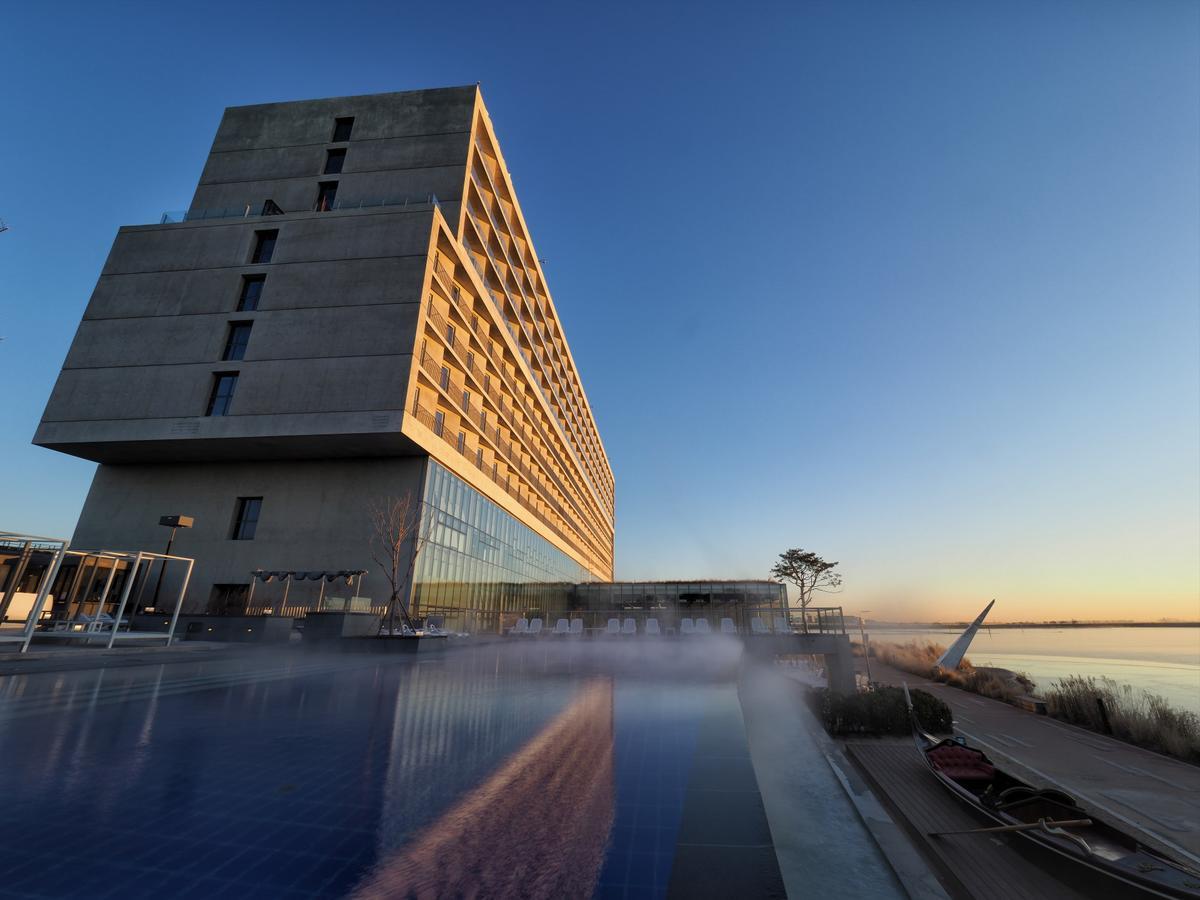 โรงแรมเนสต์ อินชอน ภายนอก รูปภาพ The hotel at sunset