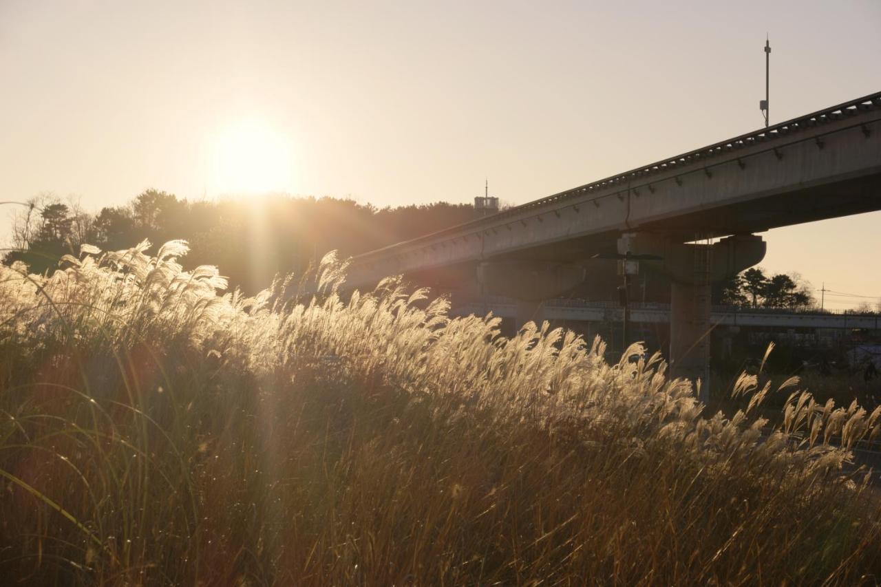 โรงแรมเนสต์ อินชอน ภายนอก รูปภาพ The bridge at sunset