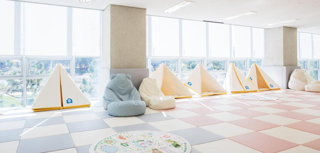 โรงแรมเนสต์ อินชอน ภายนอก รูปภาพ Bean bag chairs in a Japanese kindergarten