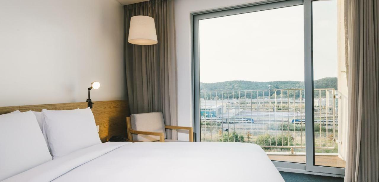 โรงแรมเนสต์ อินชอน ภายนอก รูปภาพ A room at the hotel
