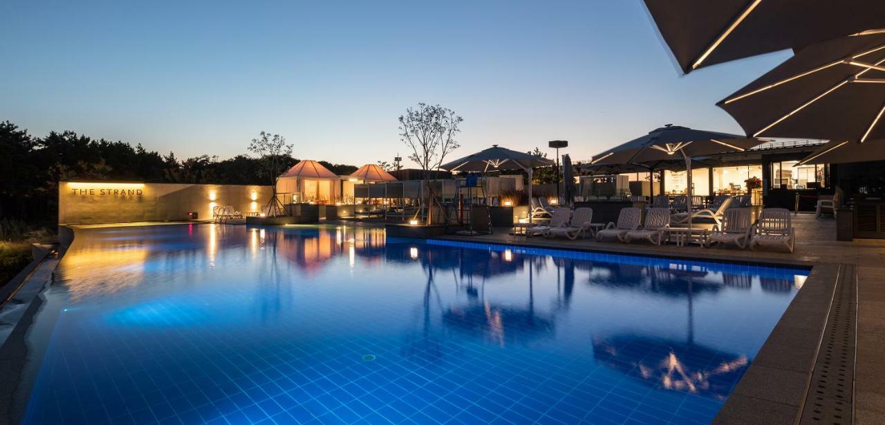 โรงแรมเนสต์ อินชอน ภายนอก รูปภาพ The swimming pool at the hotel